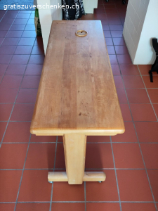 Tisch. Gebrauchter kleiner Tisch abzugeben.