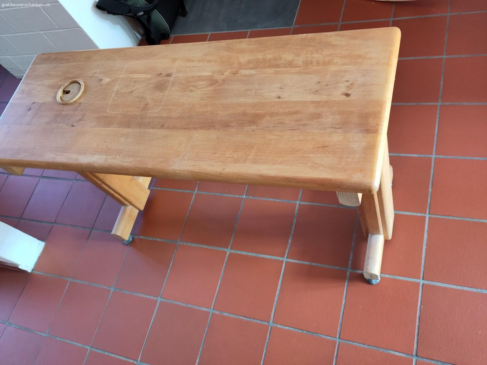 Tisch. Gebrauchter kleiner Tisch abzugeben.