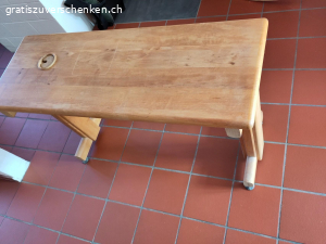 Tisch. Gebrauchter kleiner Tisch abzugeben.