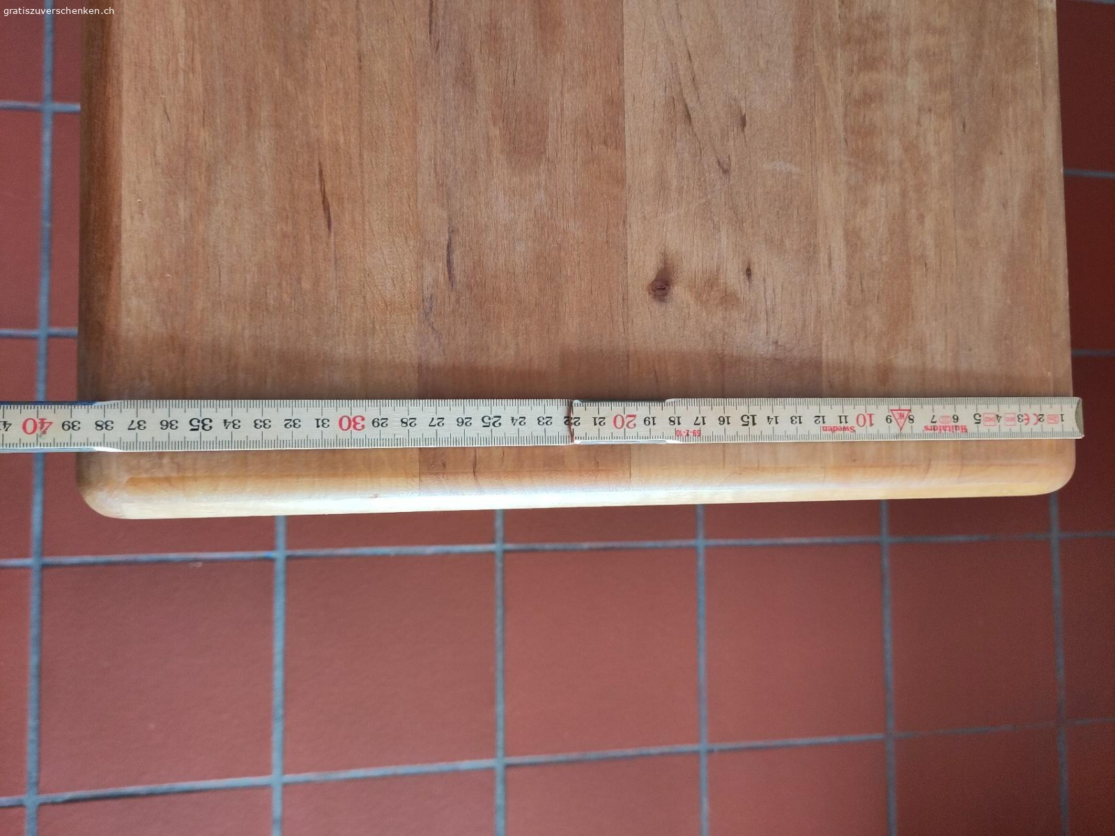 Tisch. Gebrauchter kleiner Tisch abzugeben.