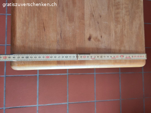 Tisch. Gebrauchter kleiner Tisch abzugeben.