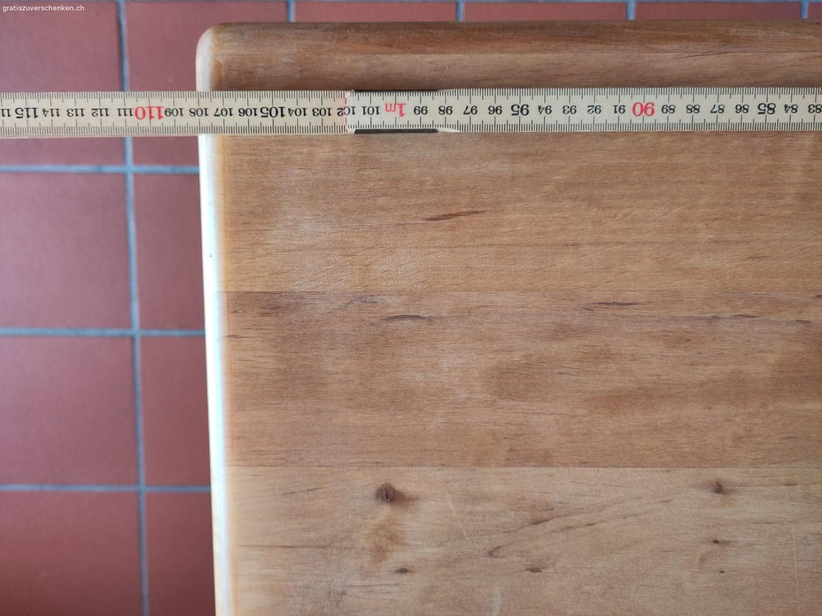 Tisch. Gebrauchter kleiner Tisch abzugeben.