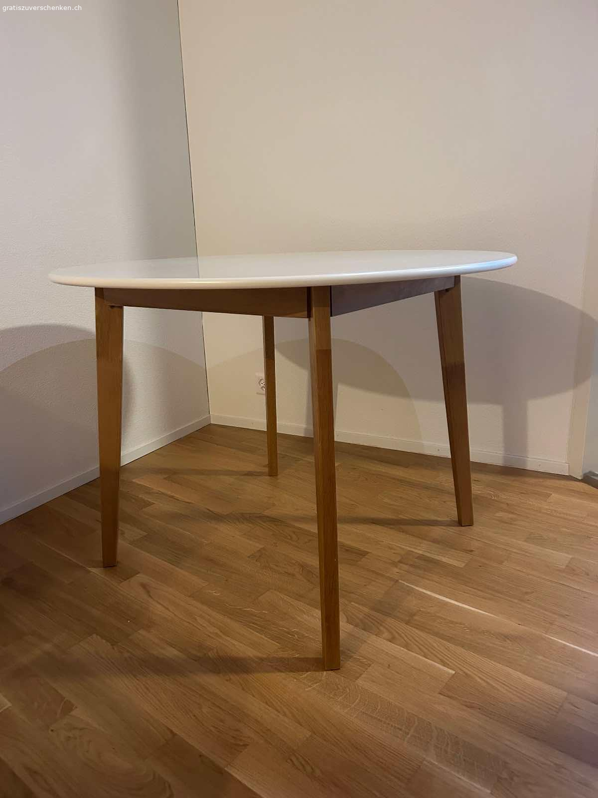 Tisch. Runder Tisch von Jysk

Kauf vor 2.5 Jahren, leichte Gebrauchsspuren auf der Tischplatte.
Durchmesser: 105cm, Höhe: 75cm

Muss abgeholt und bei Bedarf selbstständig zerlegt werden.