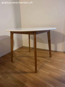 Tisch. Runder Tisch von Jysk

Kauf vor 2.5 Jahren, leichte Gebrauchsspuren auf der Tischplatte.
Durchmesser: 105cm, Höhe: 75cm

Muss abgeholt und bei Bedarf selbstständig zerlegt werden.