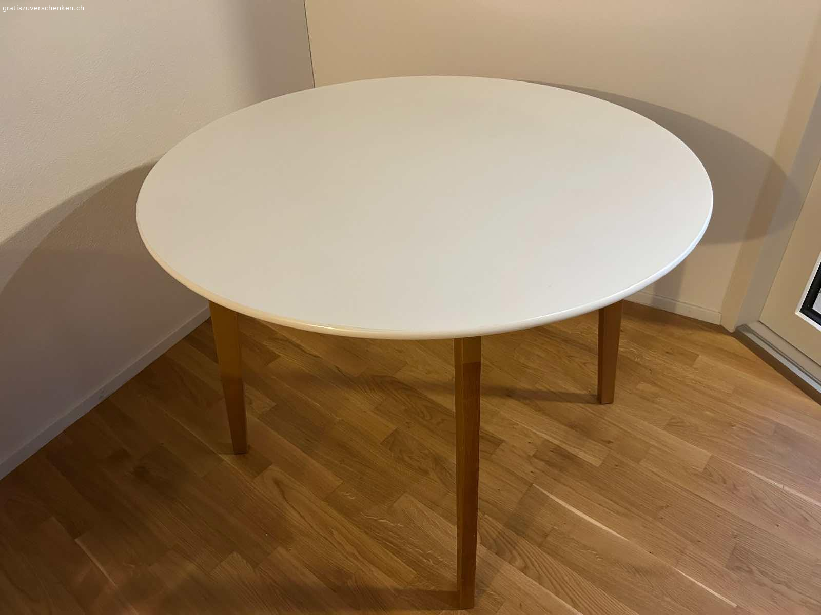 Tisch. Runder Tisch von Jysk

Kauf vor 2.5 Jahren, leichte Gebrauchsspuren auf der Tischplatte.
Durchmesser: 105cm, Höhe: 75cm

Muss abgeholt und bei Bedarf selbstständig zerlegt werden.