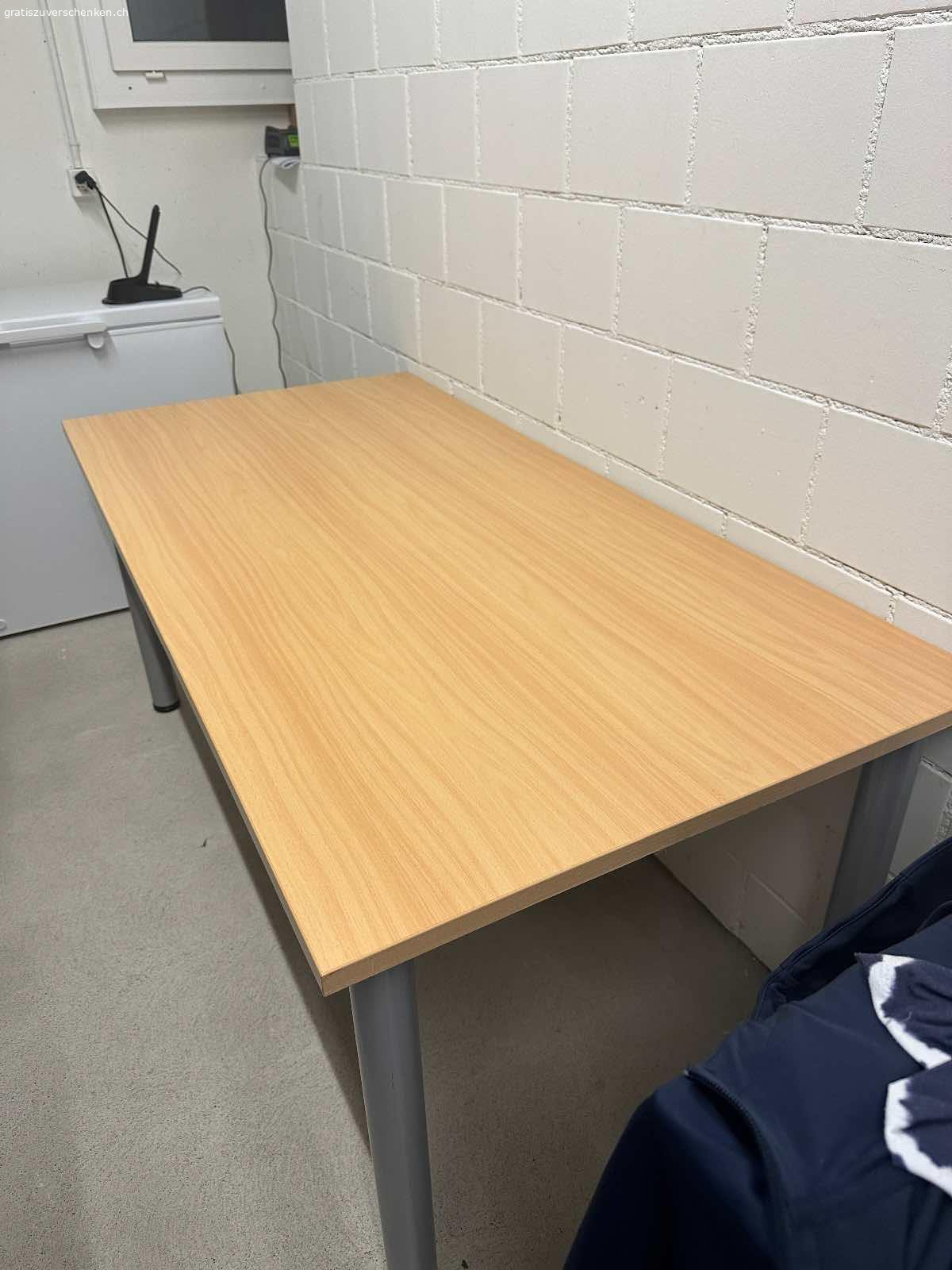 Tisch. Tisch, Optik Buche, vier Edelstahlfüsse zu verschenken.
Keine Kratzer, keine Flecken. 
Grösse 1,60 x 80, Höhe 70 cm.
Als Ess- oder Bürotisch zu verwenden