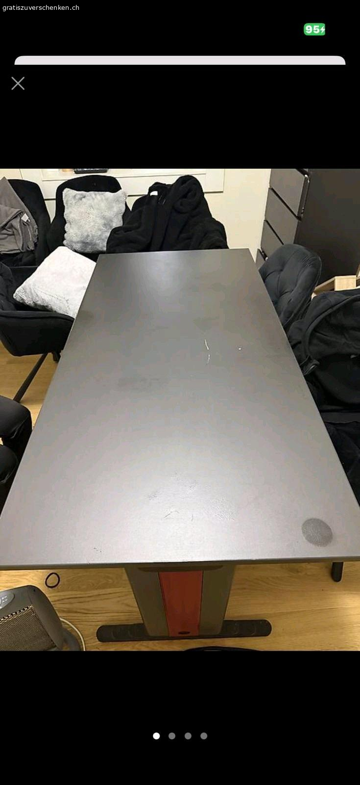 Tisch. Einige Gebrauchspuhren.
muss abgeholt werden