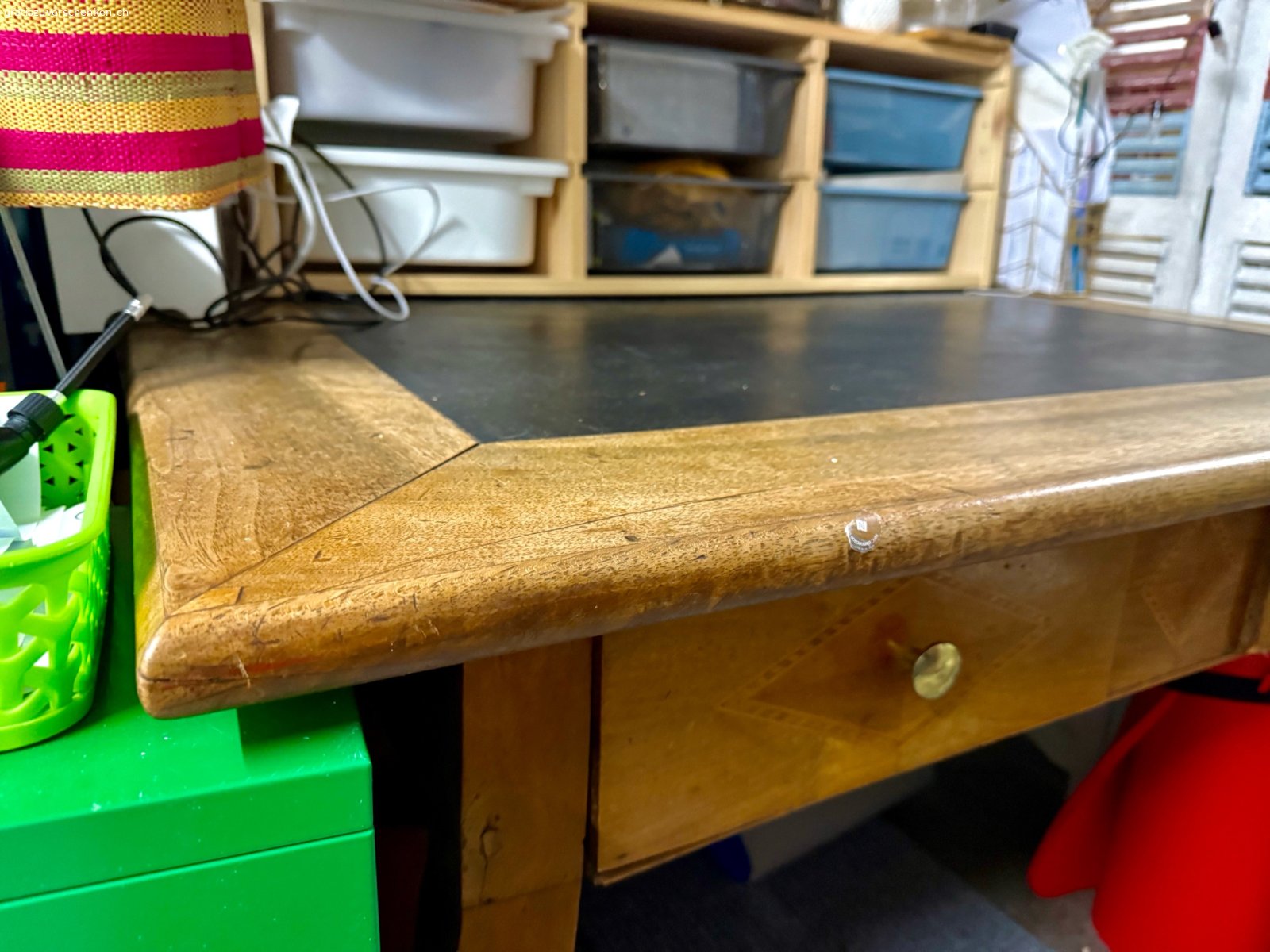 Tisch. Vintage Tisch. BxTxH: 118x90x76,5; 2 Schubladen. Sitzhöhe unter Tisch bis 57,5. Hat Gebrauchsspuren, aber ordentlich im Schuss. First come first serve!