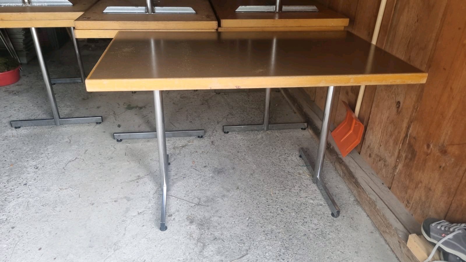 Tische. robuste Tische
70x120 cm 75 cm hoch
11 Tische 
wurden drinnen verwendet 
Auch einzeln erhältlich. 
In 3086 Zimmerwald