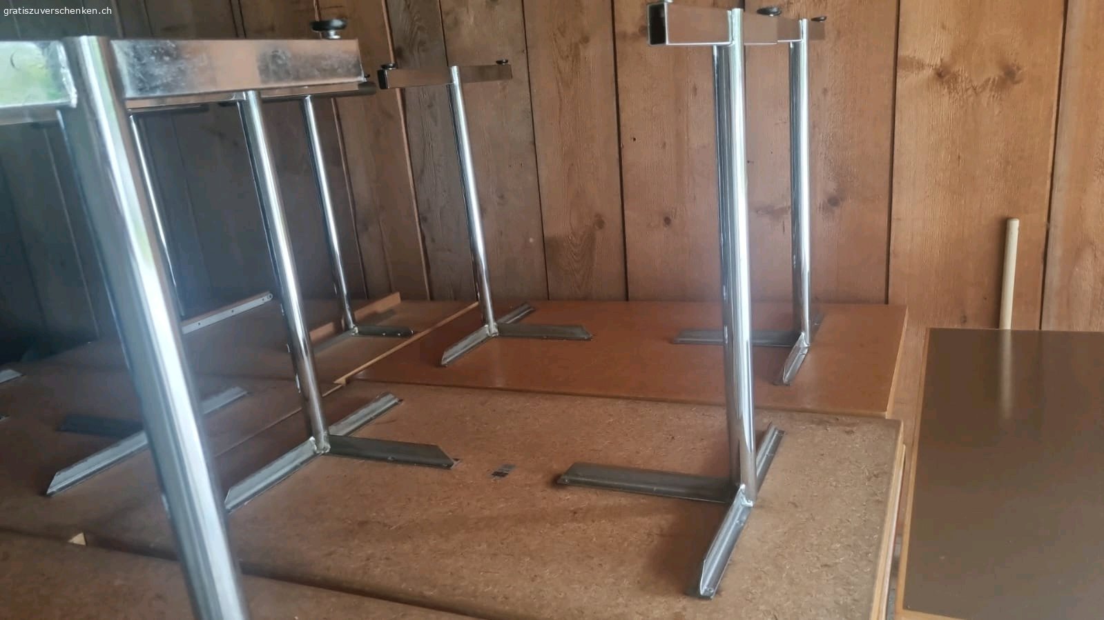 Tische. robuste Tische
70x120 cm 75 cm hoch
11 Tische 
wurden drinnen verwendet 
Auch einzeln erhältlich. 
In 3086 Zimmerwald