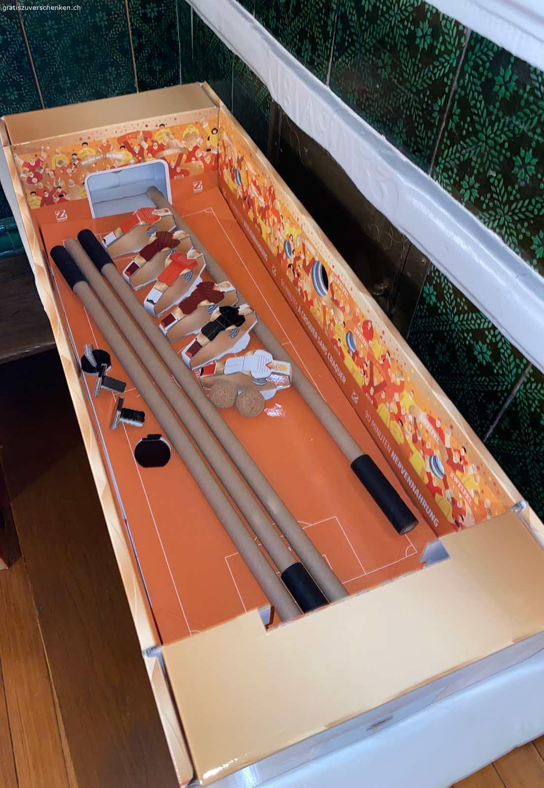 Tischfussballspiel aus Karton - unbespielt. Von einem Gewinn der Firma Zweifel!
Der Meter Chips ist aufgefuttert - doch da ist noch die Schachtel, die zu einem Tischfussballspiel verwandelt werden kann. 
Diese möchte ich gerne verschenken.
Masse: ca. 88cm x 33cm x 17 cm

Bitte nicht telefonieren!