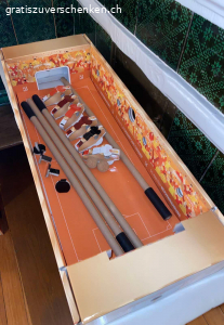 Tischfussballspiel aus Karton - unbespielt. Von einem Gewinn der Firma Zweifel!
Der Meter Chips ist aufgefuttert - doch da ist noch die Schachtel, die zu einem Tischfussballspiel verwandelt werden kann. 
Diese möchte ich gerne verschenken.
Masse: ca. 88cm x 33cm x 17 cm

Bitte nicht telefonieren!