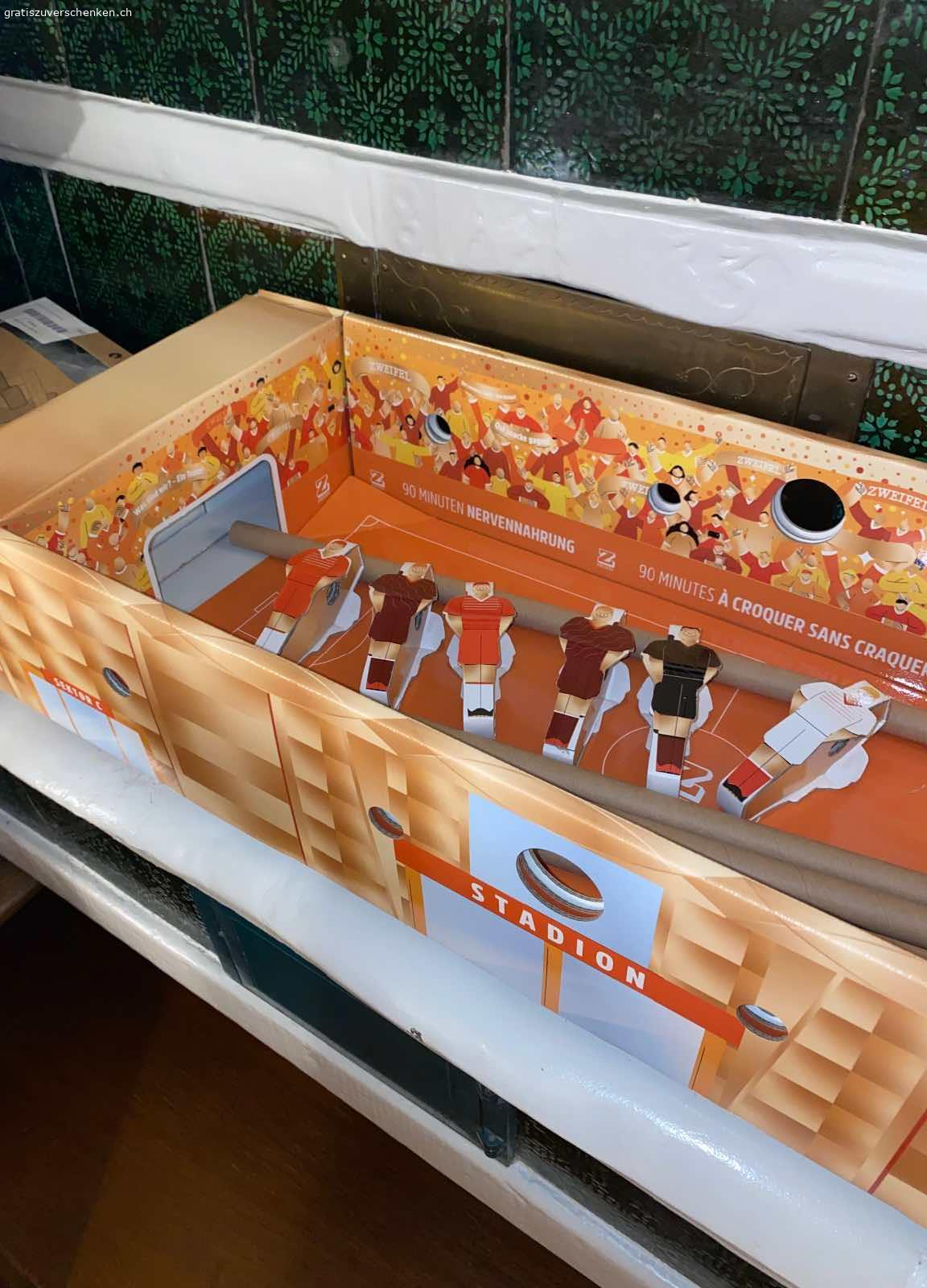 Tischfussballspiel aus Karton - unbespielt. Von einem Gewinn der Firma Zweifel!
Der Meter Chips ist aufgefuttert - doch da ist noch die Schachtel, die zu einem Tischfussballspiel verwandelt werden kann. 
Diese möchte ich gerne verschenken.
Masse: ca. 88cm x 33cm x 17 cm

Bitte nicht telefonieren!