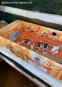 Tischfussballspiel aus Karton - unbespielt. Von einem Gewinn der Firma Zweifel!
Der Meter Chips ist aufgefuttert - doch da ist noch die Schachtel, die zu einem Tischfussballspiel verwandelt werden kann. 
Diese möchte ich gerne verschenken.
Masse: ca. 88cm x 33cm x 17 cm

Bitte nicht telefonieren!