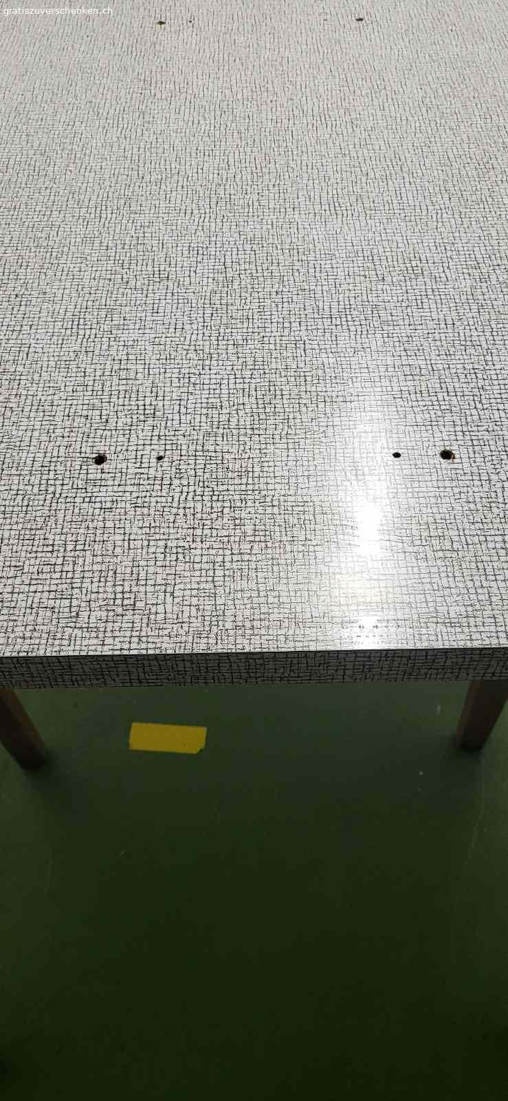 Tischplatte (80er Jare) GRATIS abzugeben. Küchentisch-Platte 70x110 cm (Stärke 4cm)  aus den 80er Jahren (vermutlich Resopal)  GRATIS zu haben. 
Die Platte weist geringe Gebrauchsspuren auf, ebenso Bohrlöcher vom  ursprünglichen Tischgestell (nicht mehr vorhanden).