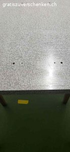 Tischplatte (80er Jare) GRATIS abzugeben. Küchentisch-Platte 70x110 cm (Stärke 4cm)  aus den 80er Jahren (vermutlich Resopal)  GRATIS zu haben. 
Die Platte weist geringe Gebrauchsspuren auf, ebenso Bohrlöcher vom  ursprünglichen Tischgestell (nicht mehr vorhanden).
