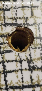 Tischplatte (80er Jare) GRATIS abzugeben. Küchentisch-Platte 70x110 cm (Stärke 4cm)  aus den 80er Jahren (vermutlich Resopal)  GRATIS zu haben. 
Die Platte weist geringe Gebrauchsspuren auf, ebenso Bohrlöcher vom  ursprünglichen Tischgestell (nicht mehr vorhanden).