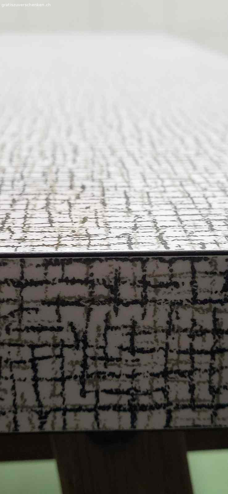 Tischplatte (80er Jare) GRATIS abzugeben. Küchentisch-Platte 70x110 cm (Stärke 4cm)  aus den 80er Jahren (vermutlich Resopal)  GRATIS zu haben. 
Die Platte weist geringe Gebrauchsspuren auf, ebenso Bohrlöcher vom  ursprünglichen Tischgestell (nicht mehr vorhanden).