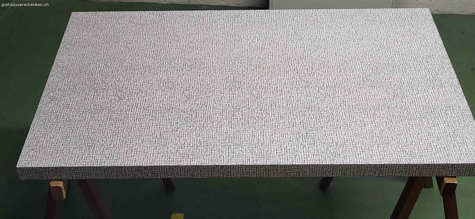 Tischplatte (80er Jare) GRATIS abzugeben. Küchentisch-Platte 70x110 cm (Stärke 4cm)  aus den 80er Jahren (vermutlich Resopal)  GRATIS zu haben. 
Die Platte weist geringe Gebrauchsspuren auf, ebenso Bohrlöcher vom  ursprünglichen Tischgestell (nicht mehr vorhanden).