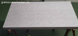 Tischplatte (80er Jare) GRATIS abzugeben. Küchentisch-Platte 70x110 cm (Stärke 4cm)  aus den 80er Jahren (vermutlich Resopal)  GRATIS zu haben. 
Die Platte weist geringe Gebrauchsspuren auf, ebenso Bohrlöcher vom  ursprünglichen Tischgestell (nicht mehr vorhanden).