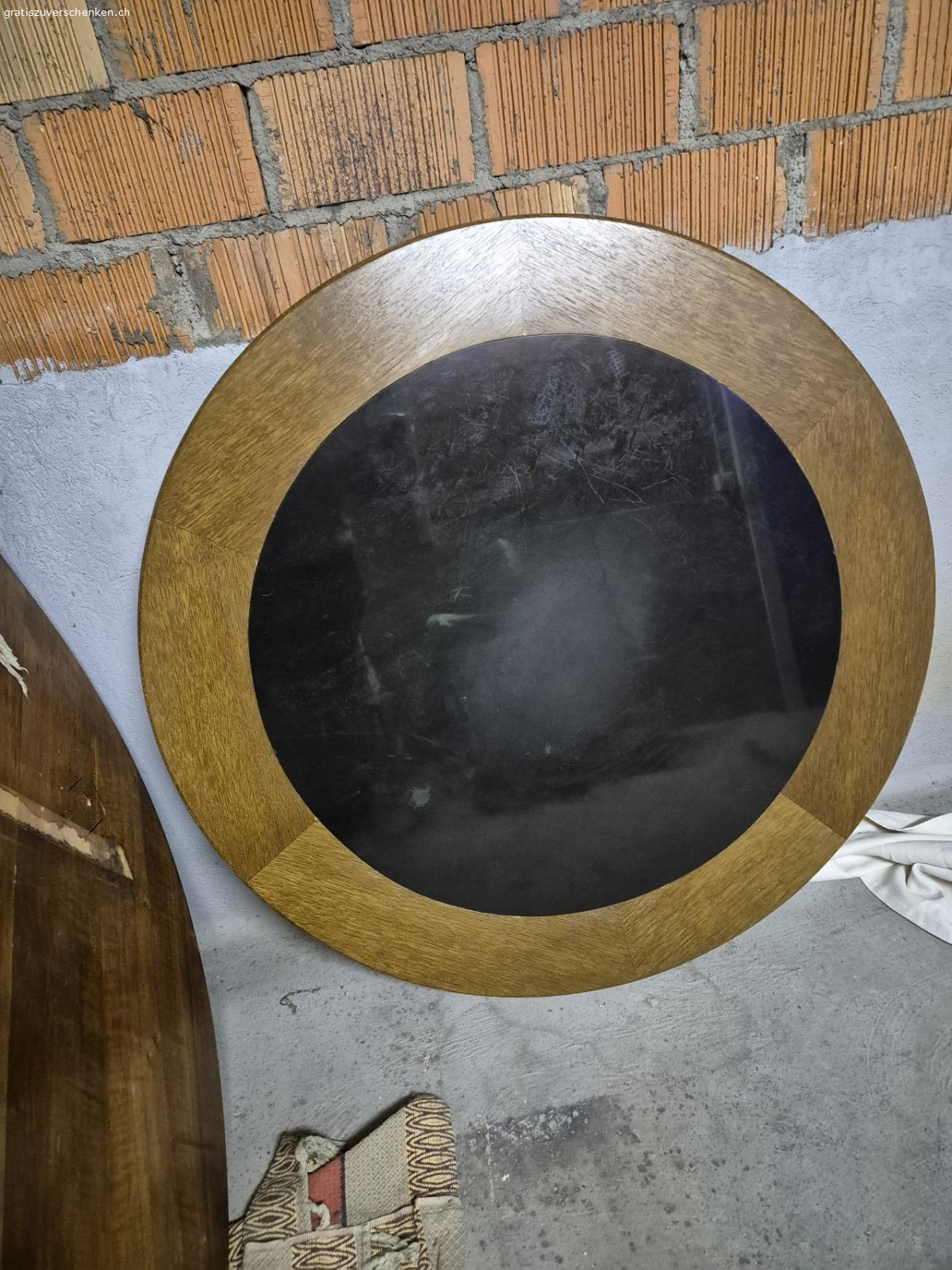 Tischplatte Holzplatte rund. Runde Holzplatte, mittig Einsatz in schwarz. Durchmesser Tisch 110 cm, ca. 3 cm dick. Kein Fuss oder Tischbeine vorhanden.