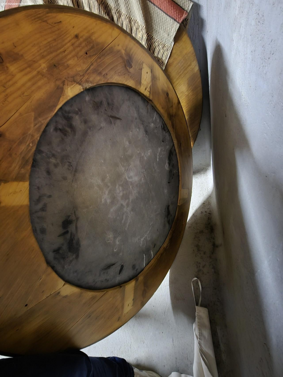 Tischplatte Holzplatte rund. Runde Holzplatte, mittig Einsatz in schwarz. Durchmesser Tisch 110 cm, ca. 3 cm dick. Kein Fuss oder Tischbeine vorhanden.