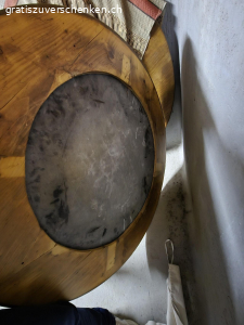 Tischplatte Holzplatte rund. Runde Holzplatte, mittig Einsatz in schwarz. Durchmesser Tisch 110 cm, ca. 3 cm dick. Kein Fuss oder Tischbeine vorhanden.