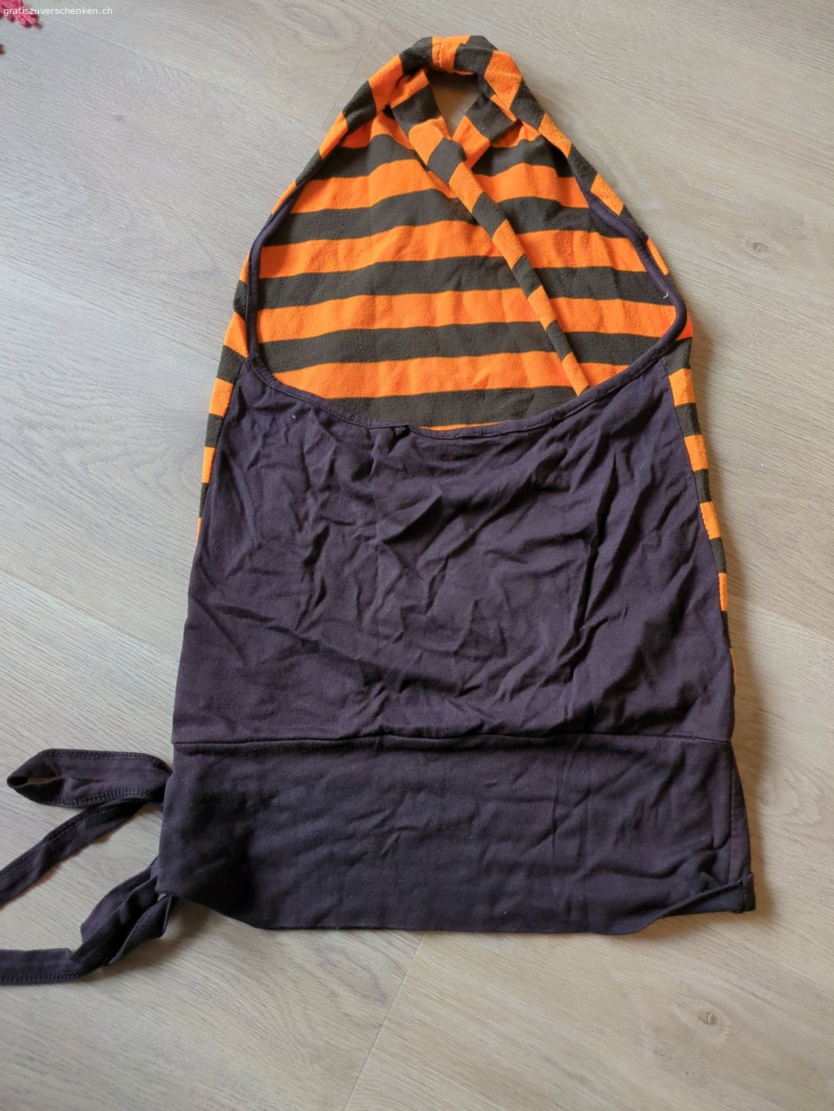 Top mit Nackenband. Top mit Nackenband gebraucht in gutem Zustand, Gr. M