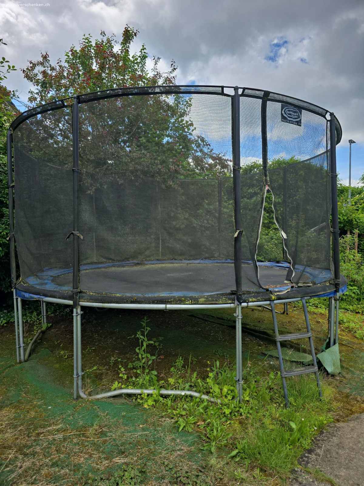 Trampolin gross zu verschenken. Vom Fachhandel, Einzelteile wören erhältlich, wird einfach nicht mehr gebraucht...