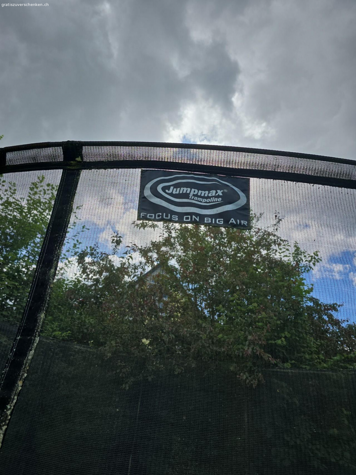 Trampolin gross zu verschenken. Vom Fachhandel, Einzelteile wören erhältlich, wird einfach nicht mehr gebraucht...