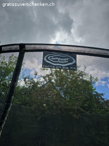 Trampolin gross zu verschenken. Vom Fachhandel, Einzelteile wören erhältlich, wird einfach nicht mehr gebraucht...