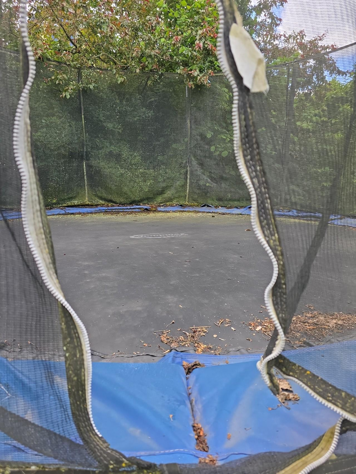 Trampolin gross zu verschenken. Vom Fachhandel, Einzelteile wören erhältlich, wird einfach nicht mehr gebraucht...