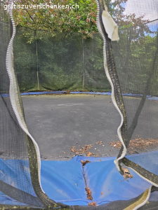 Trampolin gross zu verschenken. Vom Fachhandel, Einzelteile wören erhältlich, wird einfach nicht mehr gebraucht...