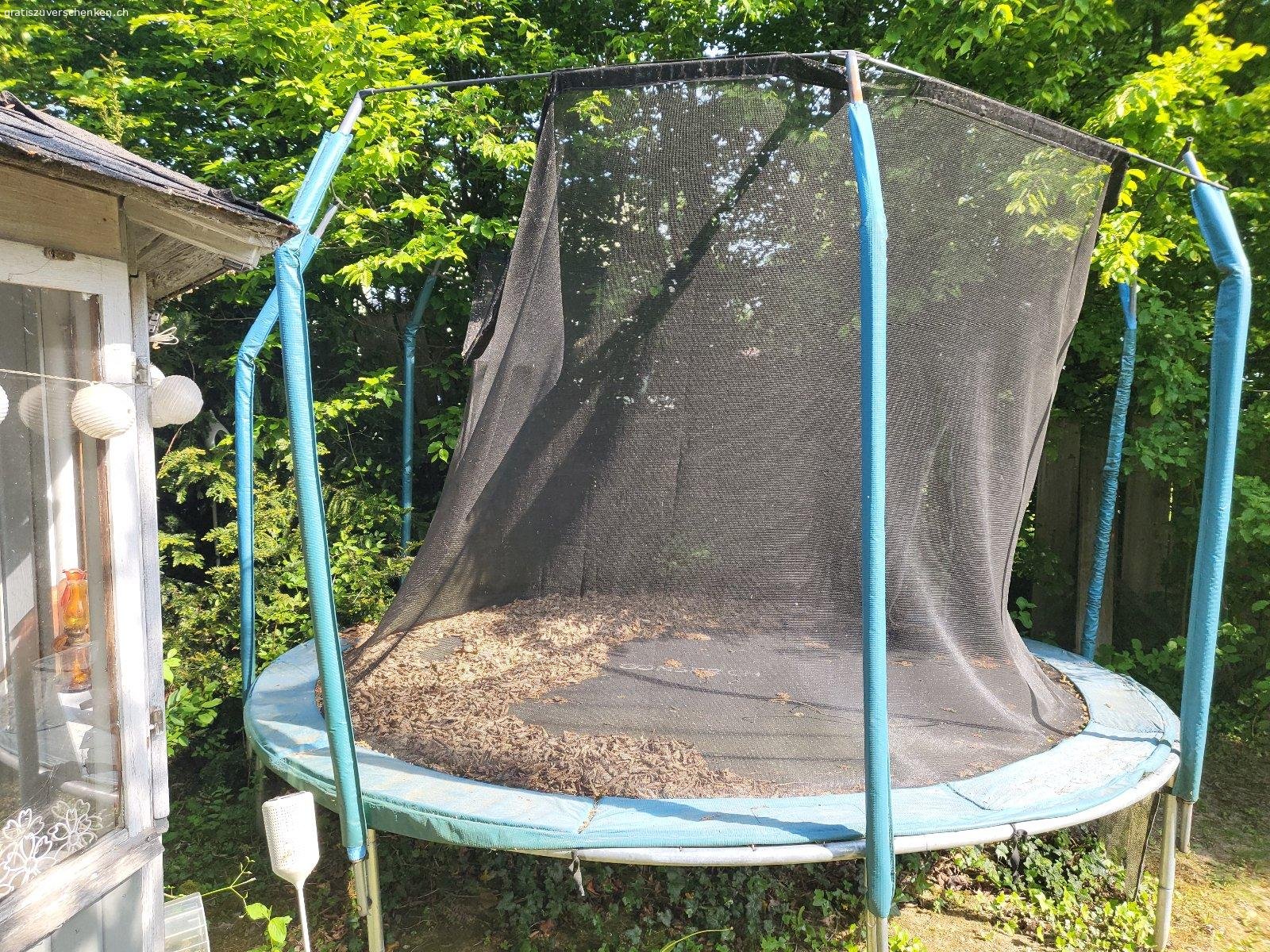 Trampolin. Trampolin von Gonser
Netz oben am Rand gerissen, ansonsten in Ordnung
Zum Selber-Abbauen