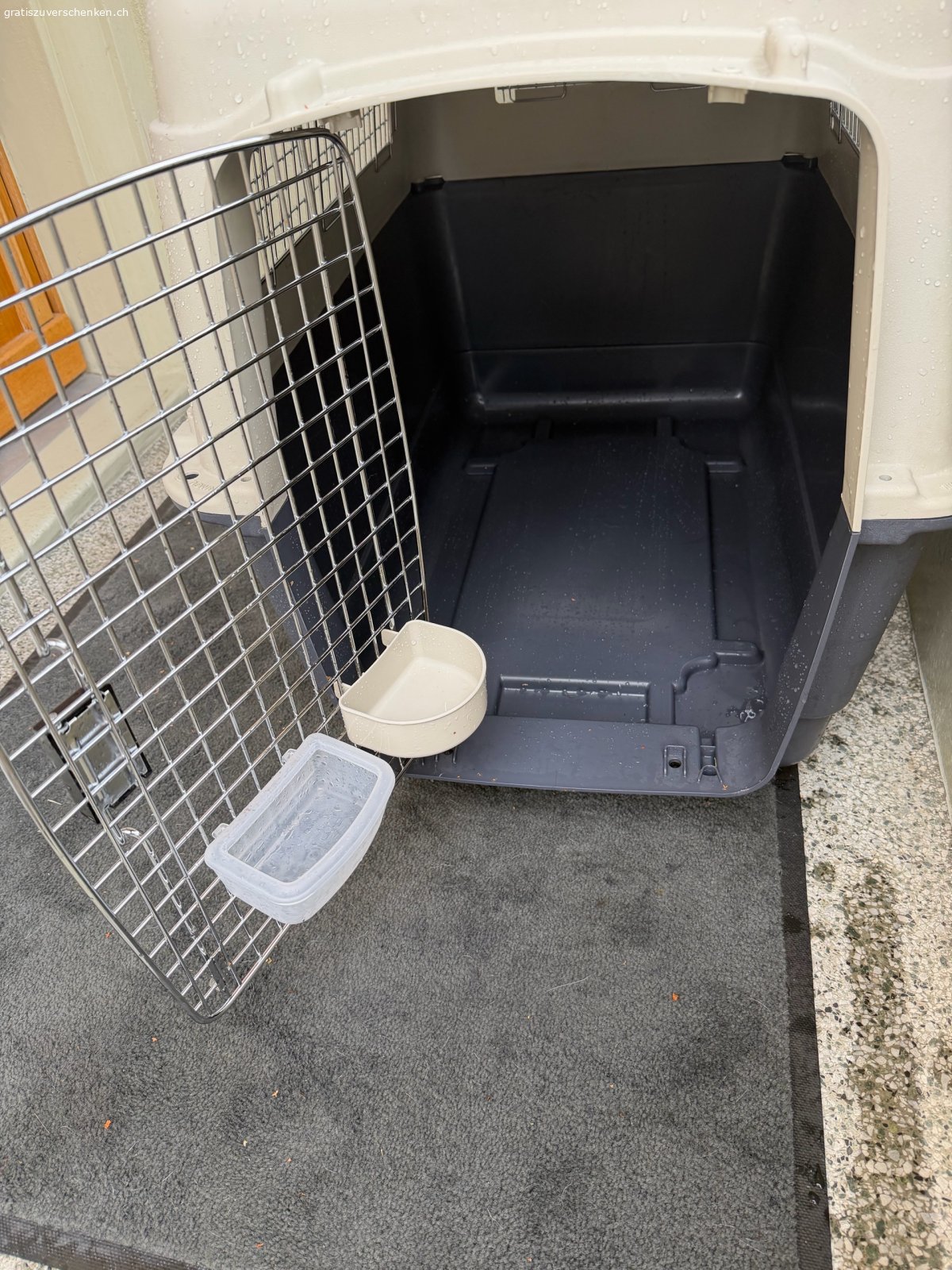 Transport Boxe 90/60/60. Grosse Transport Boxe Flugzeug geeignet 
verschraubt und mit Futter und Trinkgegäss.
einmal gebraucht 
muss abgeholt werden
