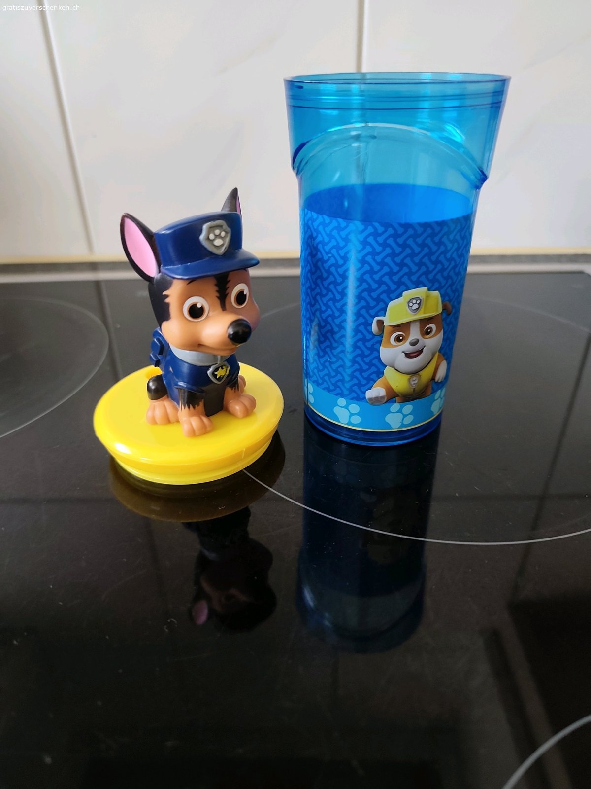 Trinkbecher Paw Patrol. Chase Trinkbecher von Paw Patrol. Der Strohhalm wurde aus hygienischen Gründen entsorgt, es passen aber alle gängigen Trinkhalme. Der Becher ist in sehr gutem, fast neuwertigem Zustand. 

Aus tierfreiem Nichtraucherhaushalt.