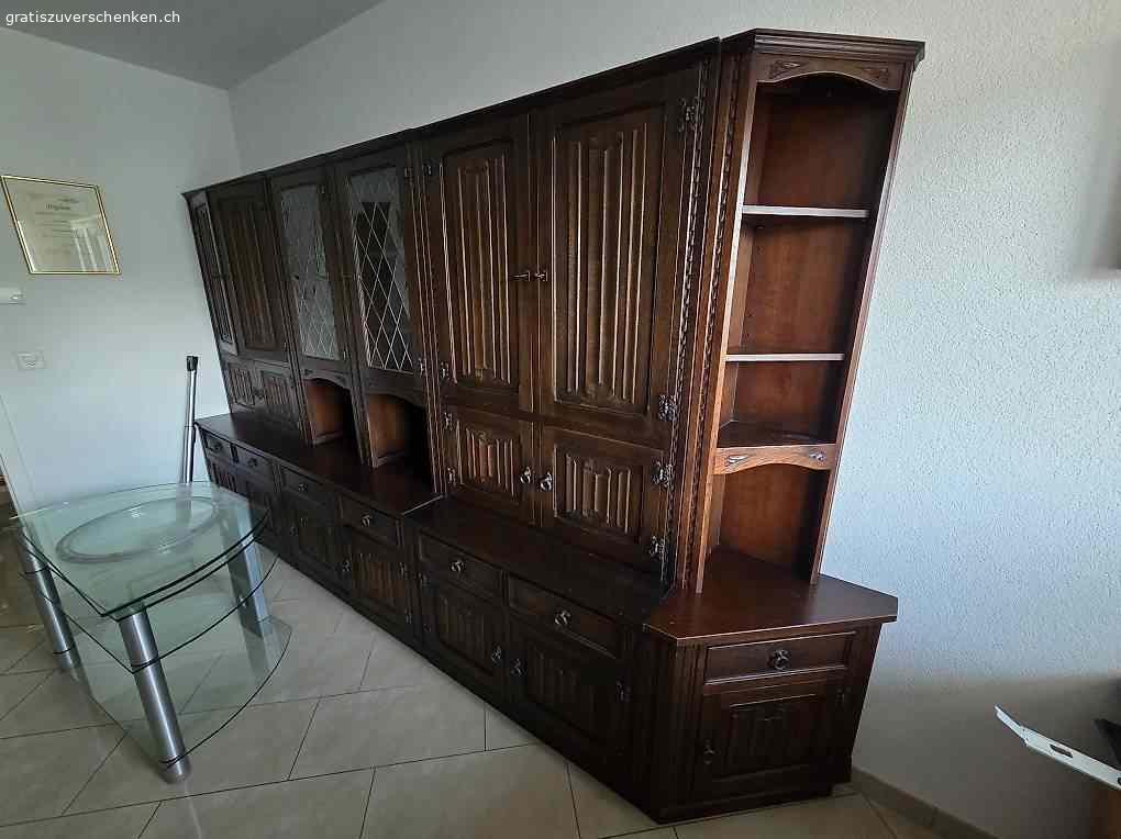 Tudor Wohnwand. Es gibt noch einen weiteren eckschrank und weitere Elemente für oben drauf sodass sie höher ist - siehe Bilder.

Muss abgeholt und selbst abgebaut werden. Super Zustand, in ein paar seitenwänden hat es ein Loch für Kabel.
Grösse ca 370cm lang und 230cm hoch. (Geschätzt)

Kann gerne besichtigt werden.