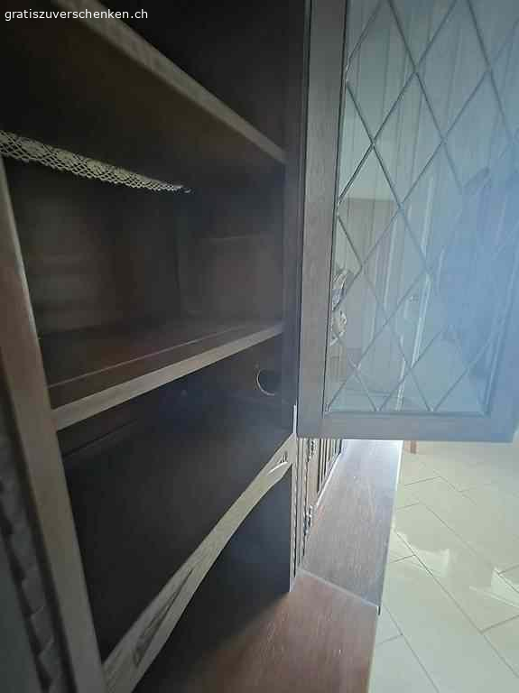 Tudor Wohnwand. Es gibt noch einen weiteren eckschrank und weitere Elemente für oben drauf sodass sie höher ist - siehe Bilder.

Muss abgeholt und selbst abgebaut werden. Super Zustand, in ein paar seitenwänden hat es ein Loch für Kabel.
Grösse ca 370cm lang und 230cm hoch. (Geschätzt)

Kann gerne besichtigt werden.