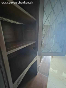 Tudor Wohnwand. Es gibt noch einen weiteren eckschrank und weitere Elemente für oben drauf sodass sie höher ist - siehe Bilder.

Muss abgeholt und selbst abgebaut werden. Super Zustand, in ein paar seitenwänden hat es ein Loch für Kabel.
Grösse ca 370cm lang und 230cm hoch. (Geschätzt)

Kann gerne besichtigt werden.