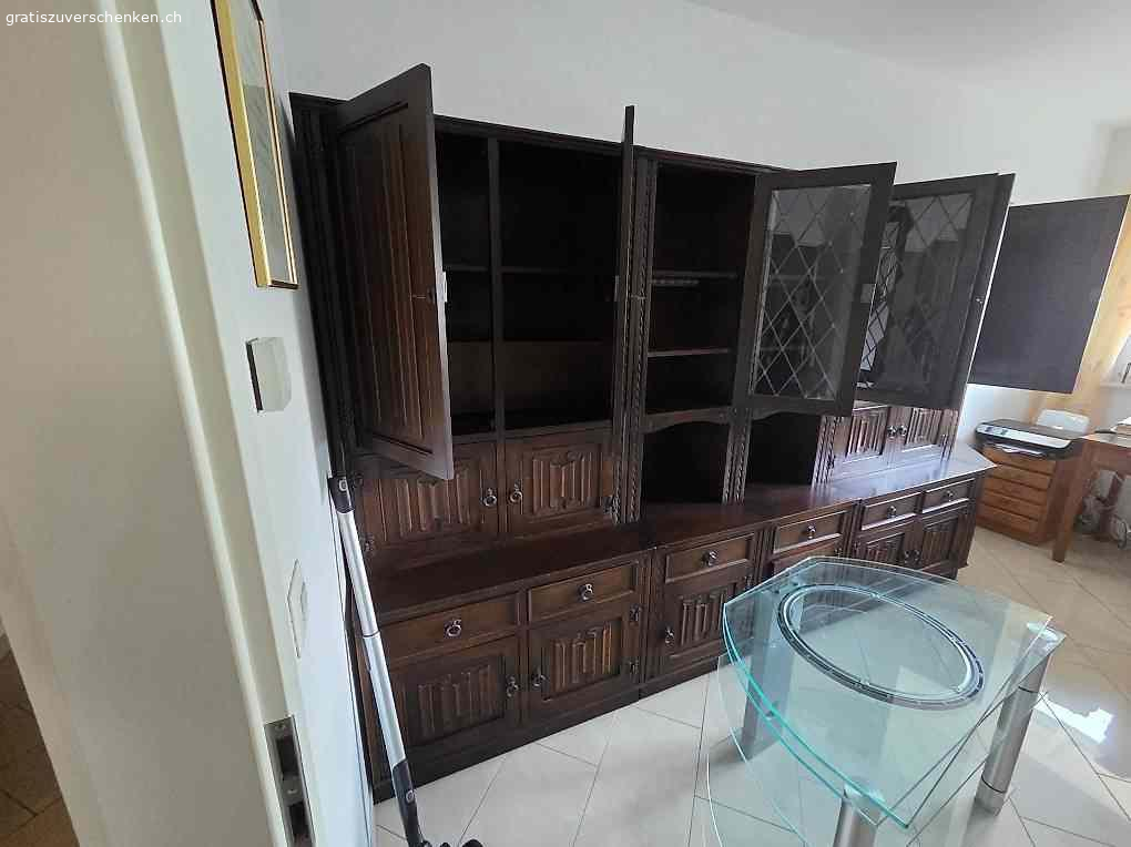 Tudor Wohnwand. Es gibt noch einen weiteren eckschrank und weitere Elemente für oben drauf sodass sie höher ist - siehe Bilder.

Muss abgeholt und selbst abgebaut werden. Super Zustand, in ein paar seitenwänden hat es ein Loch für Kabel.
Grösse ca 370cm lang und 230cm hoch. (Geschätzt)

Kann gerne besichtigt werden.