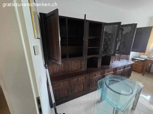 Tudor Wohnwand. Es gibt noch einen weiteren eckschrank und weitere Elemente für oben drauf sodass sie höher ist - siehe Bilder.

Muss abgeholt und selbst abgebaut werden. Super Zustand, in ein paar seitenwänden hat es ein Loch für Kabel.
Grösse ca 370cm lang und 230cm hoch. (Geschätzt)

Kann gerne besichtigt werden.