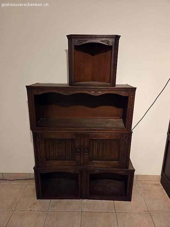 Tudor Wohnwand. Es gibt noch einen weiteren eckschrank und weitere Elemente für oben drauf sodass sie höher ist - siehe Bilder.

Muss abgeholt und selbst abgebaut werden. Super Zustand, in ein paar seitenwänden hat es ein Loch für Kabel.
Grösse ca 370cm lang und 230cm hoch. (Geschätzt)

Kann gerne besichtigt werden.