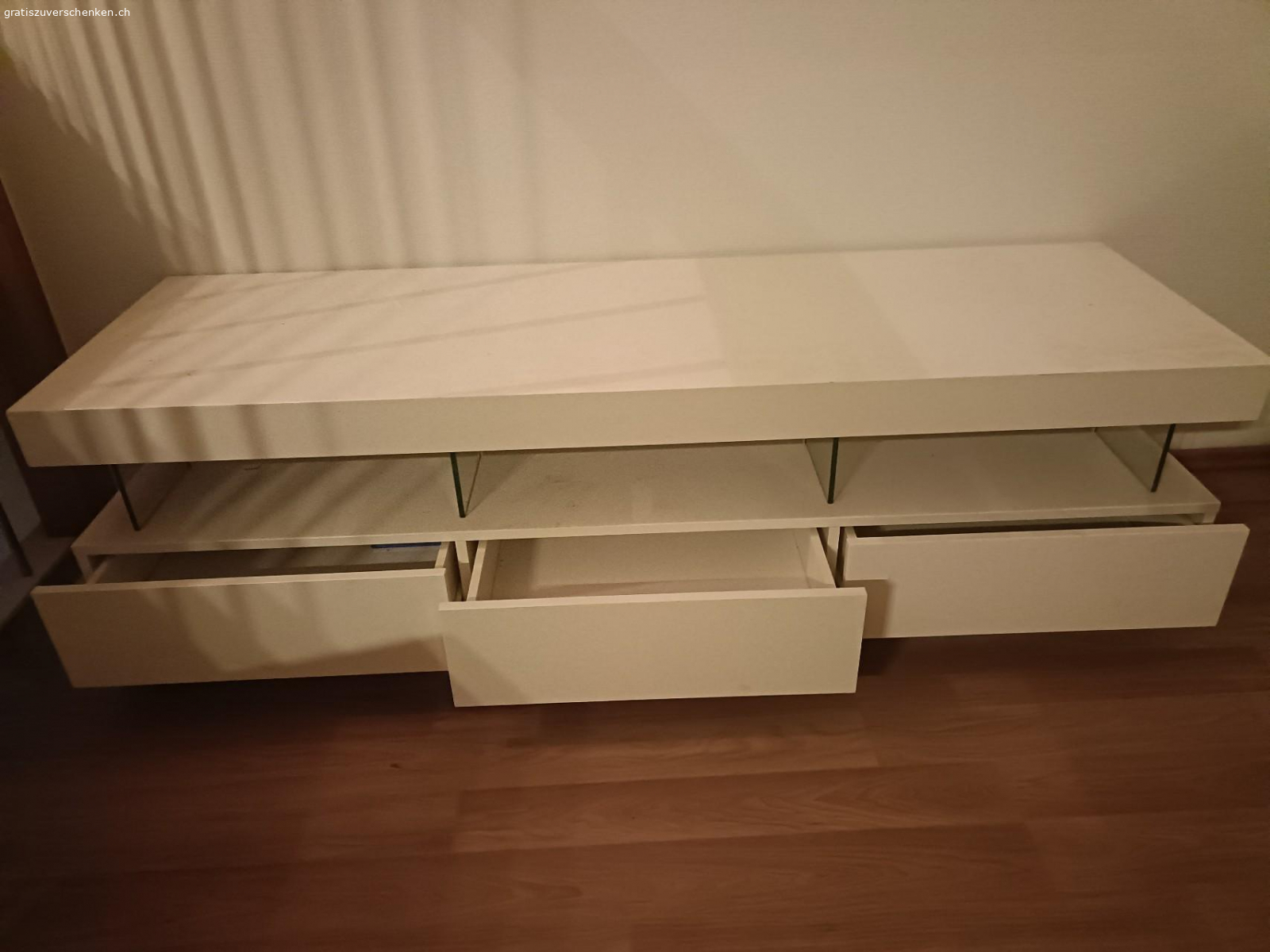 TV Möbel. weisses Hochglanz TV Möbel mit drei Schubladen
Länge 160cm
Breite 50cm
Höhe 47cm
