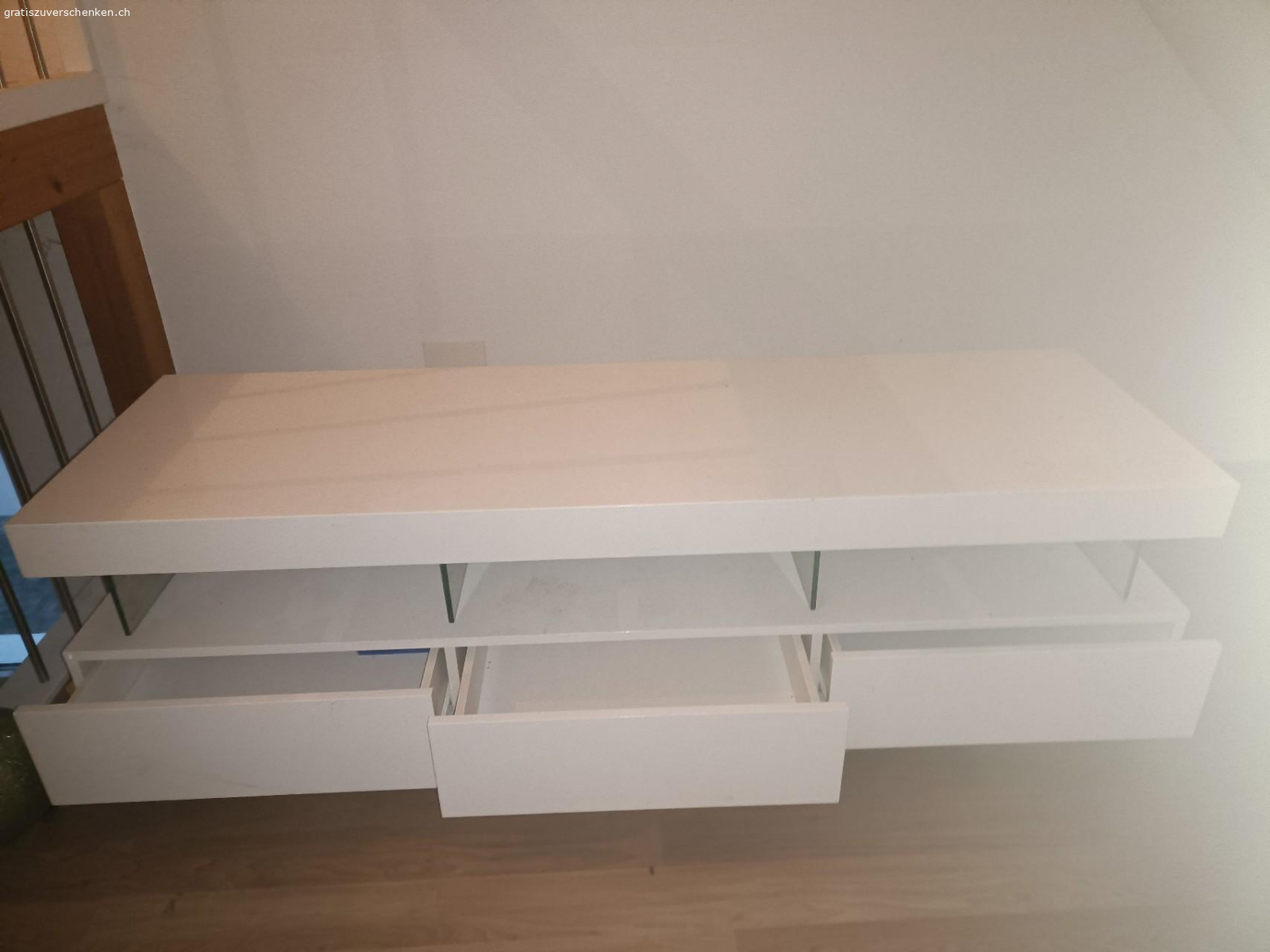 TV Möbel. weisses Hochglanz TV Möbel mit drei Schubladen
Länge 160cm
Breite 50cm
Höhe 47cm