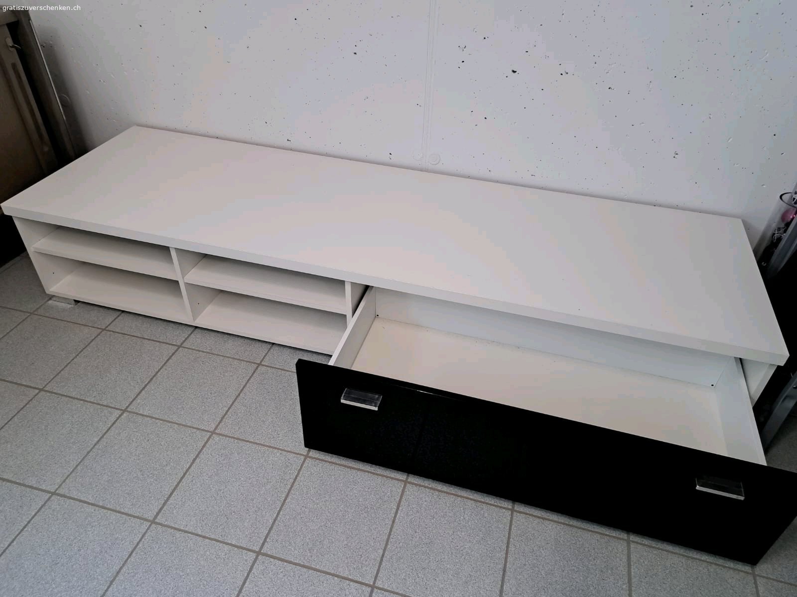 TV Möbel. Schönes TV Möbel
2 Meter lang
35cm hoch
60cm tief