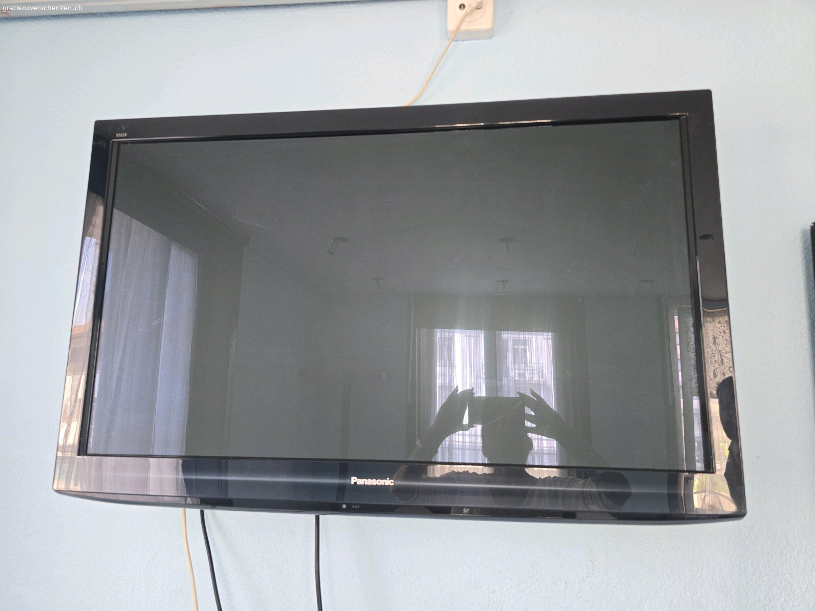 TV. Zu verschenken: TV (älteres Modell) inkl. Wandhalterung – Dietikon
​Ich verschenke einen älteren Fernseher an Selbstabholer. Er ist zwar nicht mehr das neueste Modell, Ideal als Zweitgerät oder für die Werkstatt!
​Details:
​Zustand: Gebraucht, älteres Modell,
​Zubehör: Inklusive Fernbedienung.
​Wichtig: Die Standfüsse fehlen, aber eine passende Wandhalterung wird mitgegeben.
​Abholung:
In Dietikon. Der Fernseher muss selbst getragen/transportiert werden.