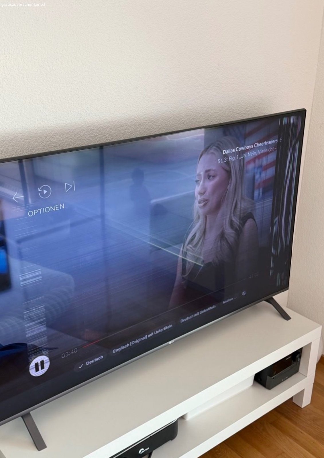 TV. TV
Hat leichte Striche im Bildschirm gemäss Fotos
Funktioniert ansonsten alles einwanfrei