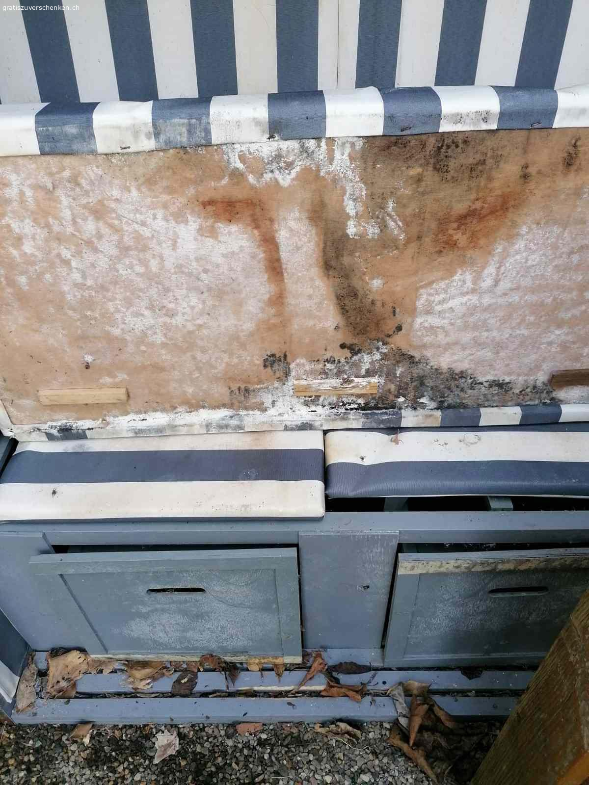 Überholungsbedürftiger Strandkorb zu verschenken. Überholungsbedürftiger Strandkorb zu verschenken

Strandkorb (ca. 2 Jahre alt) zu verschenken. Wurde über den Winter leider draussen gelassen (abgedeckt), daher mit Schimmelstellen und insgesamt überholungsbedürftig. 2. Bild Unterseite Bank.
 Ein Kissen wurde von Mäusen beschädigt. Sh. Fotos.
Ansonsten in ok Zustand. 
Besichtigung möglich.
Abholung vor Ort jederzeit ab sofort.
Ohne Garantie.
Masse:
Breite: 120. . Tiefe: 80