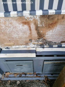 Überholungsbedürftiger Strandkorb zu verschenken. Überholungsbedürftiger Strandkorb zu verschenken

Strandkorb (ca. 2 Jahre alt) zu verschenken. Wurde über den Winter leider draussen gelassen (abgedeckt), daher mit Schimmelstellen und insgesamt überholungsbedürftig. 2. Bild Unterseite Bank.
 Ein Kissen wurde von Mäusen beschädigt. Sh. Fotos.
Ansonsten in ok Zustand. 
Besichtigung möglich.
Abholung vor Ort jederzeit ab sofort.
Ohne Garantie.
Masse:
Breite: 120. . Tiefe: 80