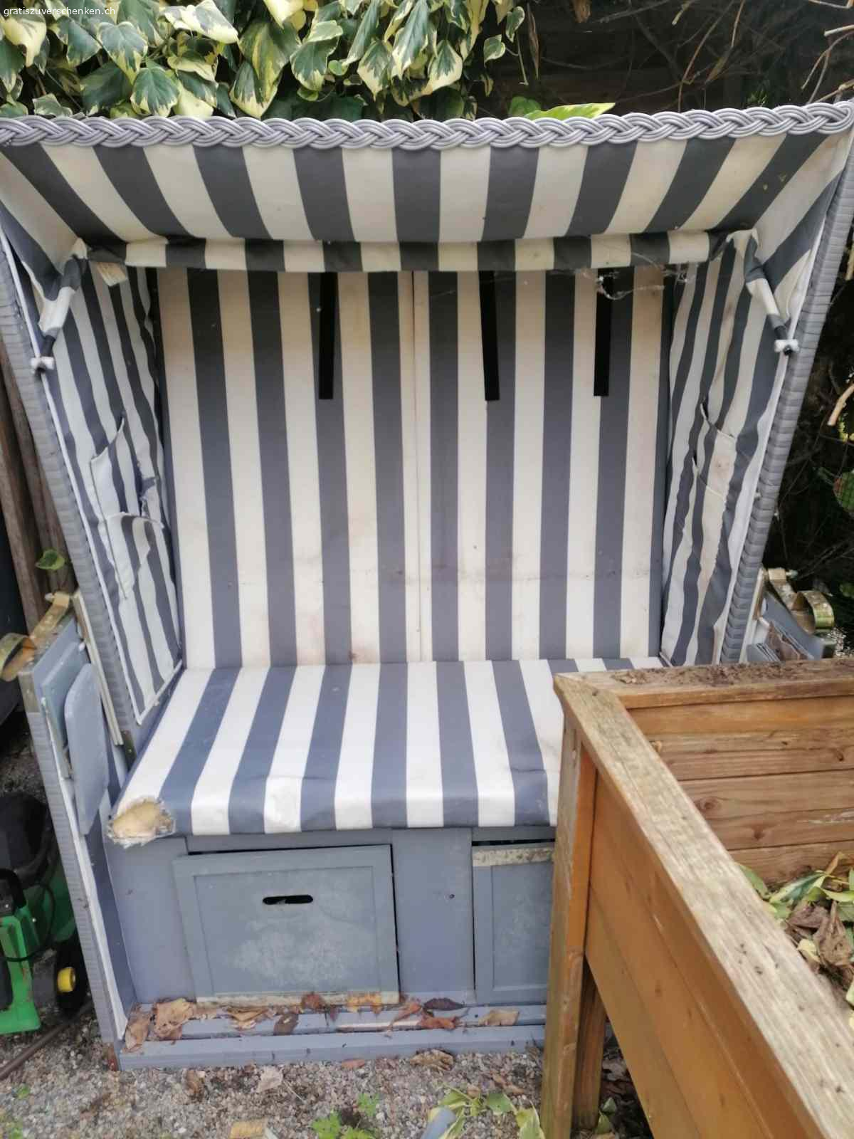 Überholungsbedürftiger Strandkorb zu verschenken. Überholungsbedürftiger Strandkorb zu verschenken

Strandkorb (ca. 2 Jahre alt) zu verschenken. Wurde über den Winter leider draussen gelassen (abgedeckt), daher mit Schimmelstellen und insgesamt überholungsbedürftig. 2. Bild Unterseite Bank.
 Ein Kissen wurde von Mäusen beschädigt. Sh. Fotos.
Ansonsten in ok Zustand. 
Besichtigung möglich.
Abholung vor Ort jederzeit ab sofort.
Ohne Garantie.
Masse:
Breite: 120. . Tiefe: 80